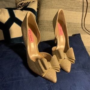Betsy Johnson bow pumps